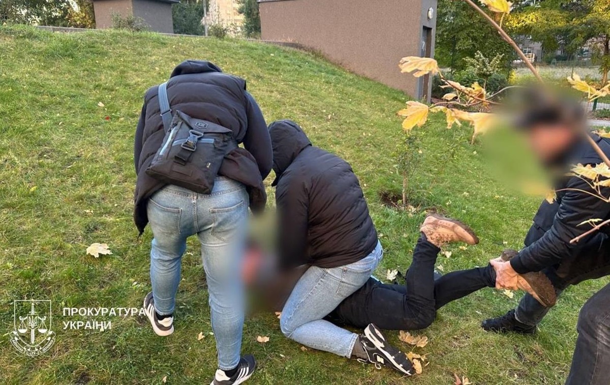 У Києві експатрульний вимагав хабар за фіктивне працевлаштування у виші