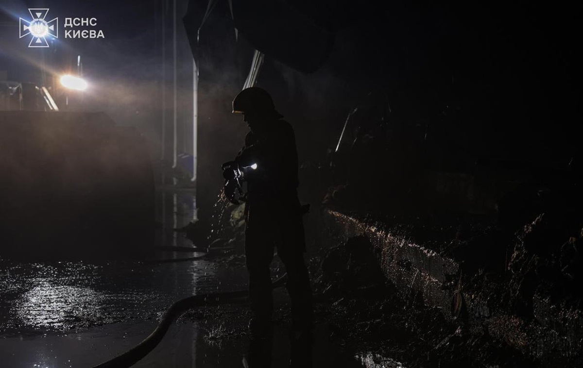 У Києві майже добу гасили пожежу після удару РФ