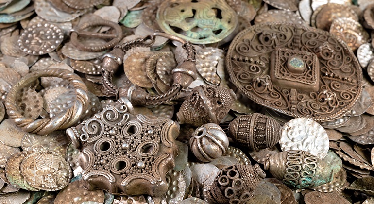 У Швеції знайшли один із найбільших середньовічних скарбів срібла