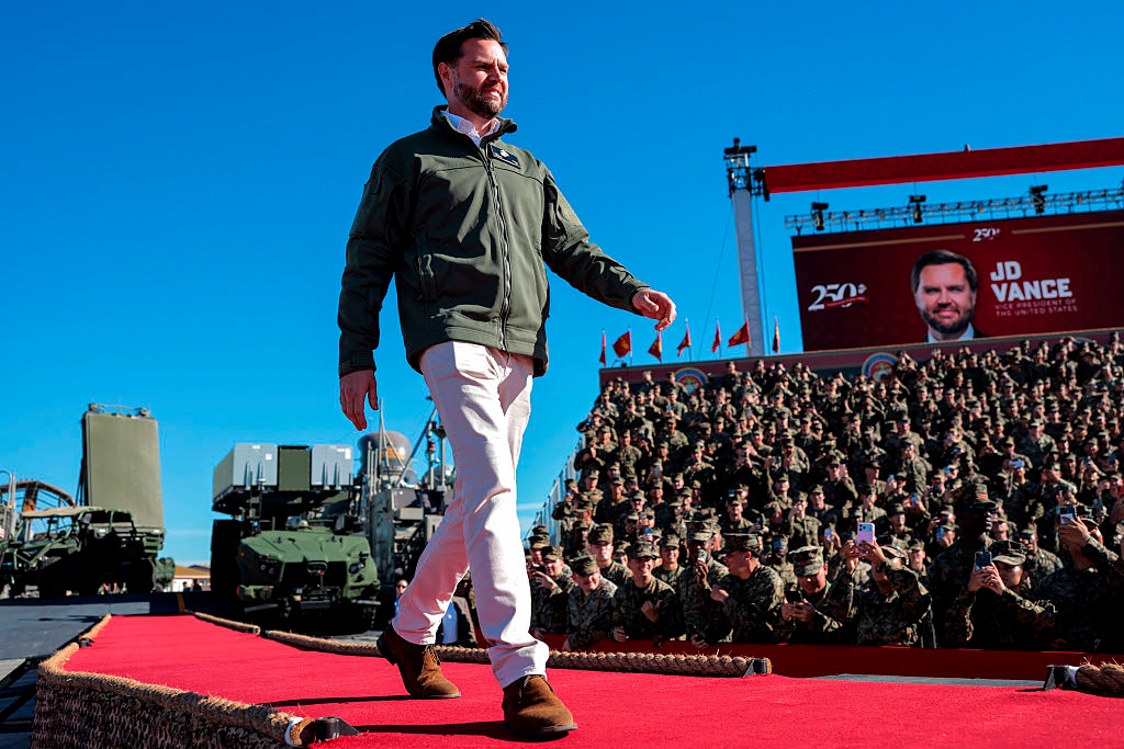 Уламки снаряда влучили у кортеж віцепрезидента США Венса