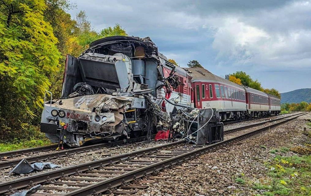 Новини світу - В Словаччині зіткнулися два поїзди: майже 100 потерпілих