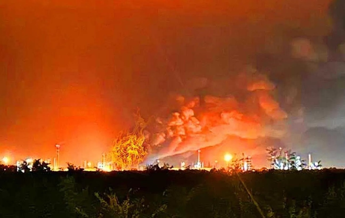 В Угорщині під Будапештом загорівся нафтопереробний завод