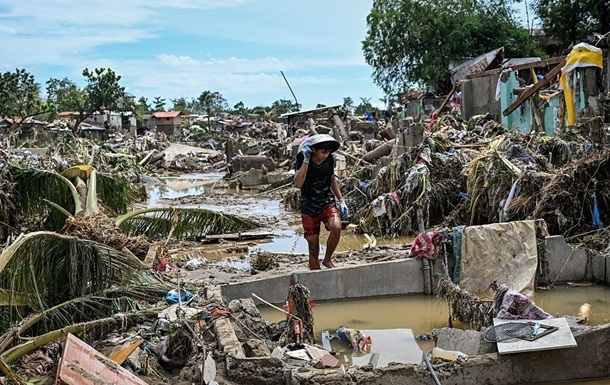 Філіппіни накрив супертайфун, евакуювали майже мільйон людей