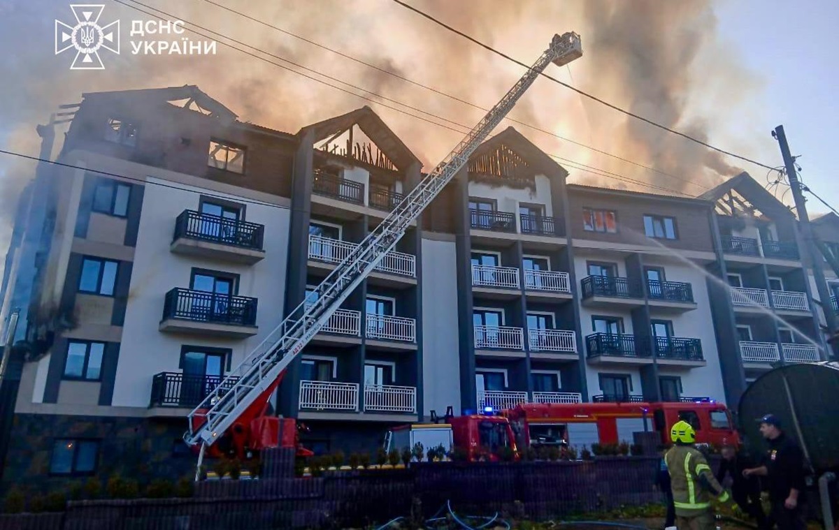 У Буковелі спалахнула пожежа в готелі