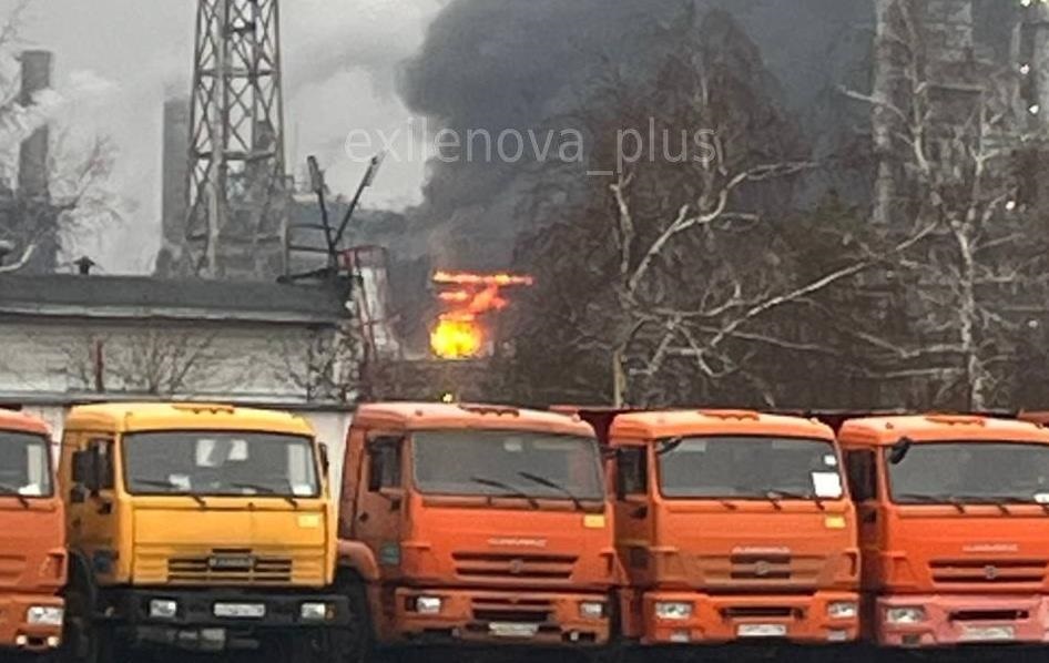 У Росії пролунали вибухи на НПЗ: зайнялася пожежа