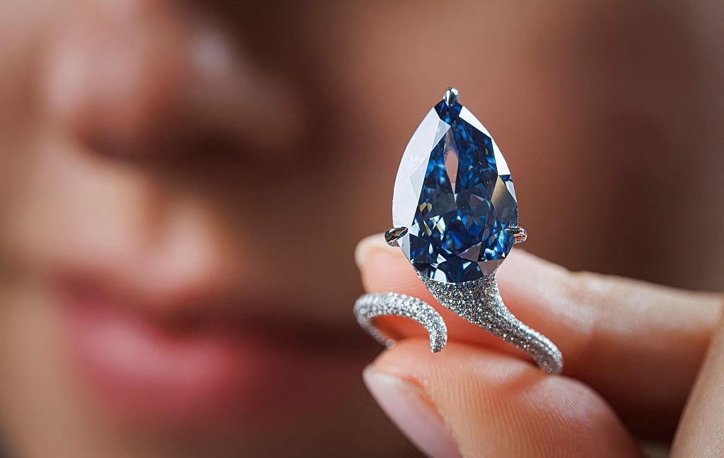 У Женеві продали рідкісний блакитний діамант за понад $25 млн