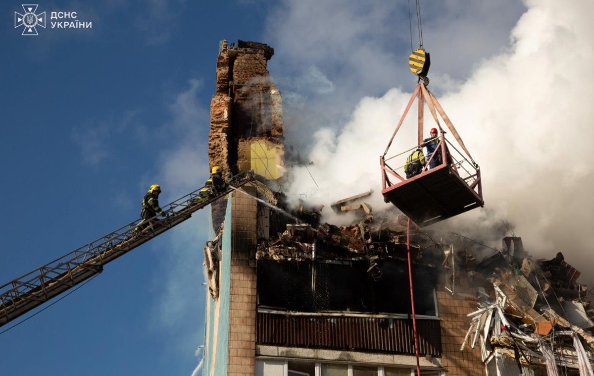 Удар по Тернополю: невідома доля 22 людей