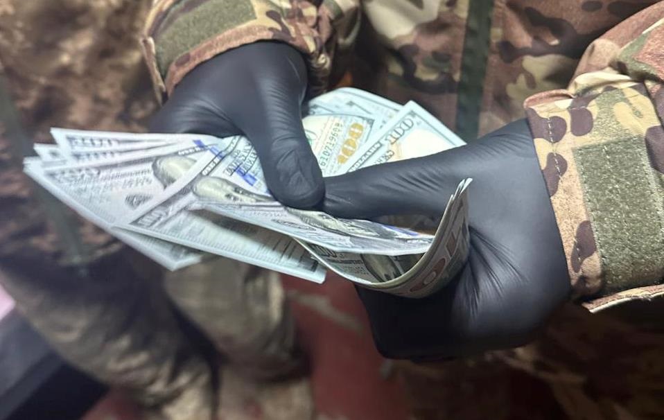 Військовий пропонував хабар посадовцю навчального центру за втечу зі служби