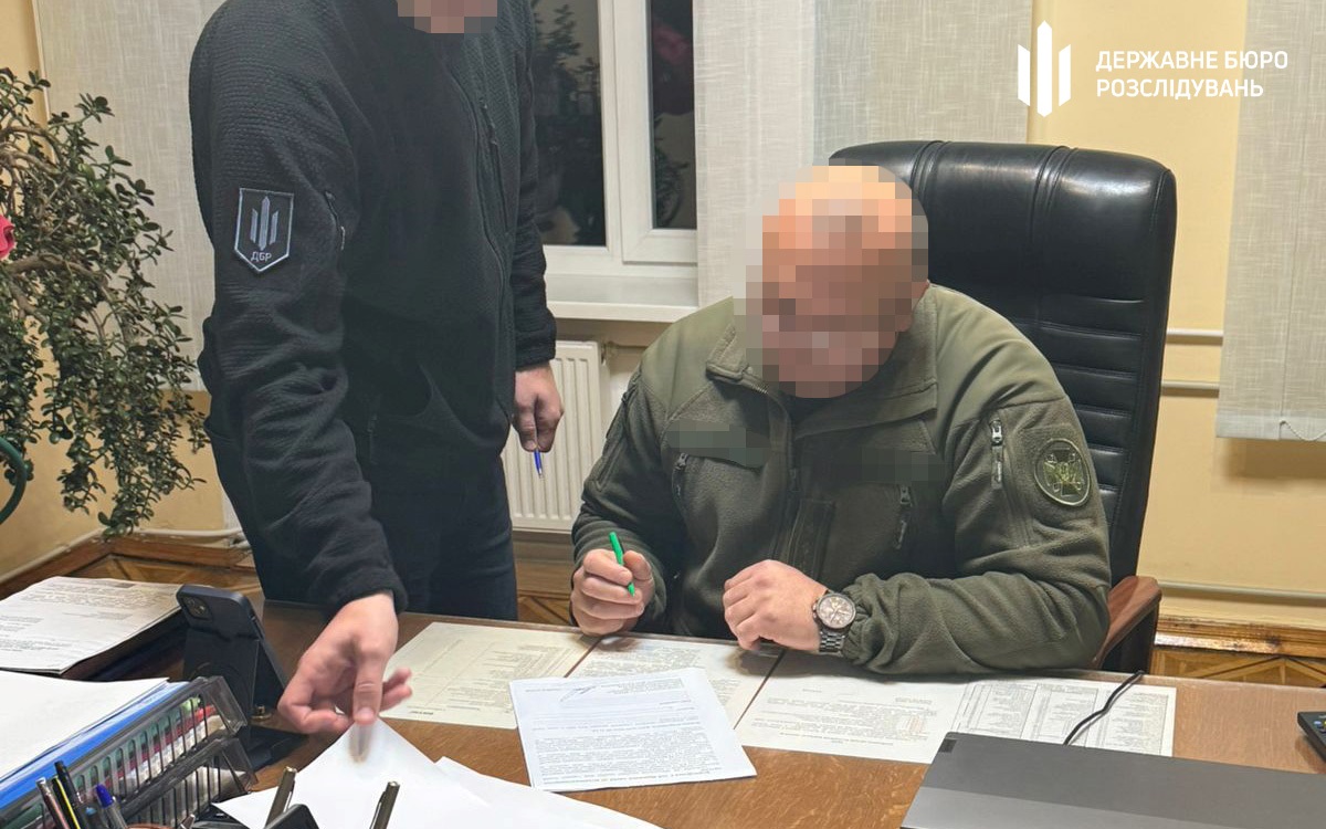 Керівника виправного закладу Хмельниччини підозрюють у вимаганні “відкатів”