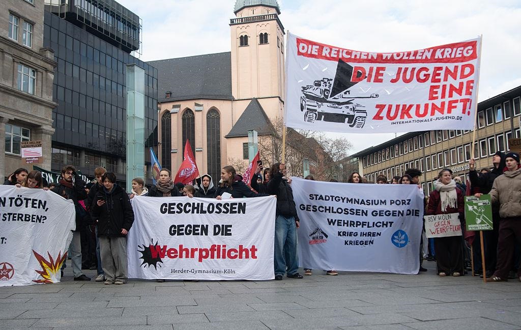Німецькі студенти почали протести проти відновлення військової служби