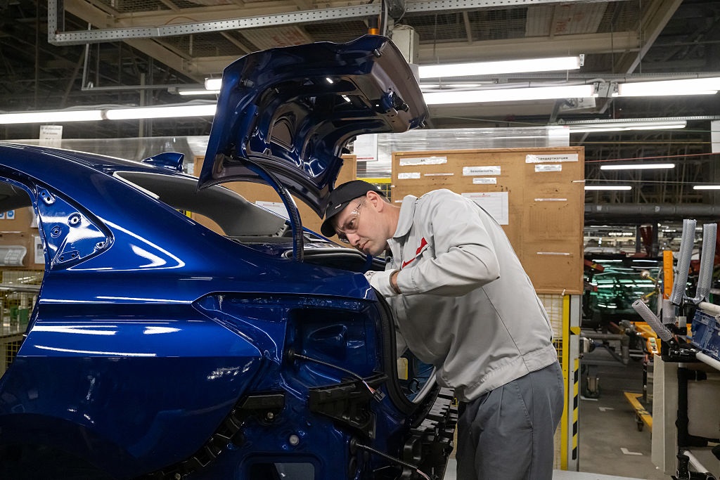 Росіян задумали масово пересадити на вітчизняні авто