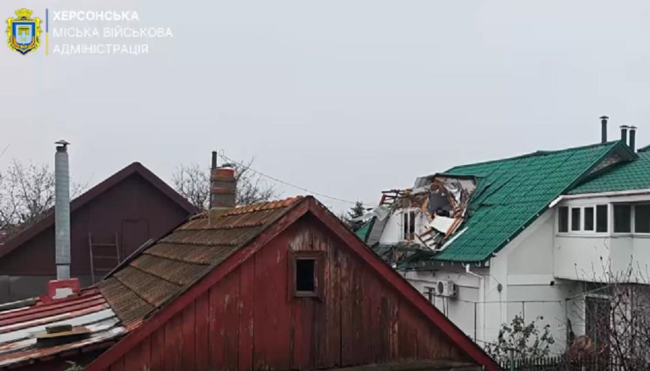 Росіяни вдарили по Корабельному районі Херсона, є руйнування