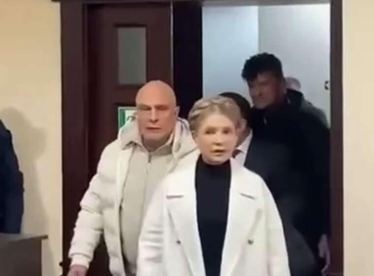 Навіть не 17-й Тимошенко в суді іронізує з вилучення в неї старого iPhone