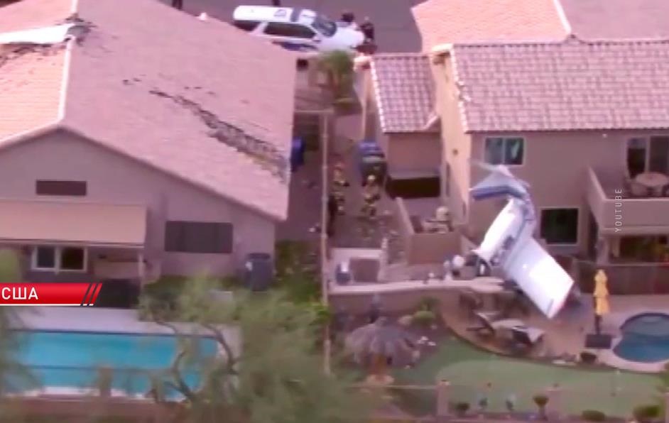 У США літак впав у двір житлового будинку: крило пробило дах, є постраждалі