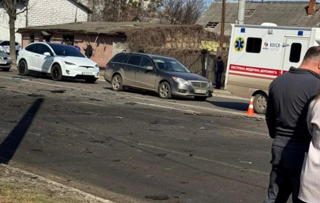 У Сумах дрон влучив у дорогу: пошкоджені авто, є поранені