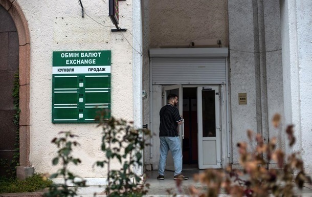 Гривня розпочала тиждень з падіння в обмінниках