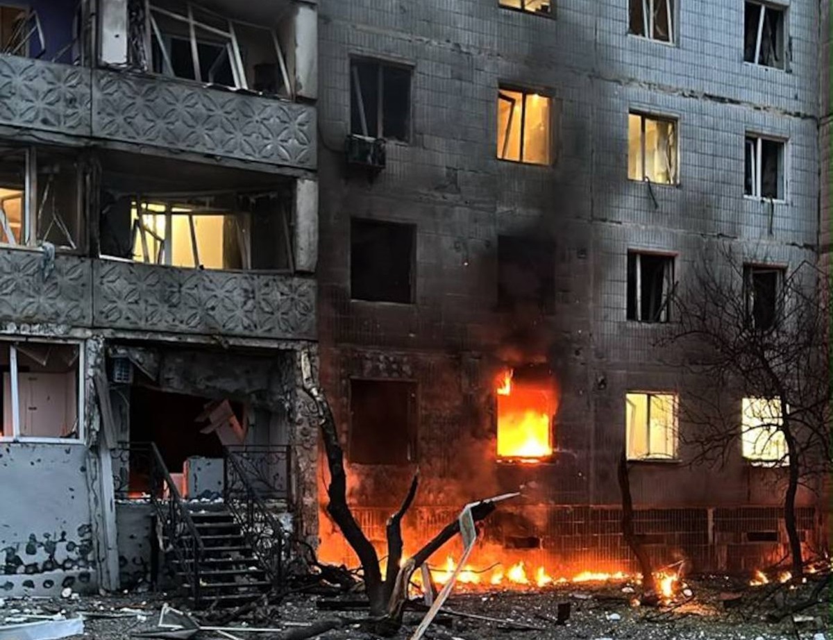РФ вдарила по багатоповерхівці у Сумах: постраждали діти